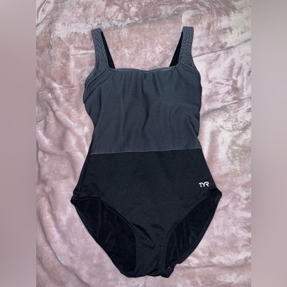 TYR swimsuit, black patterned, size 6 - Picture 1 of 2